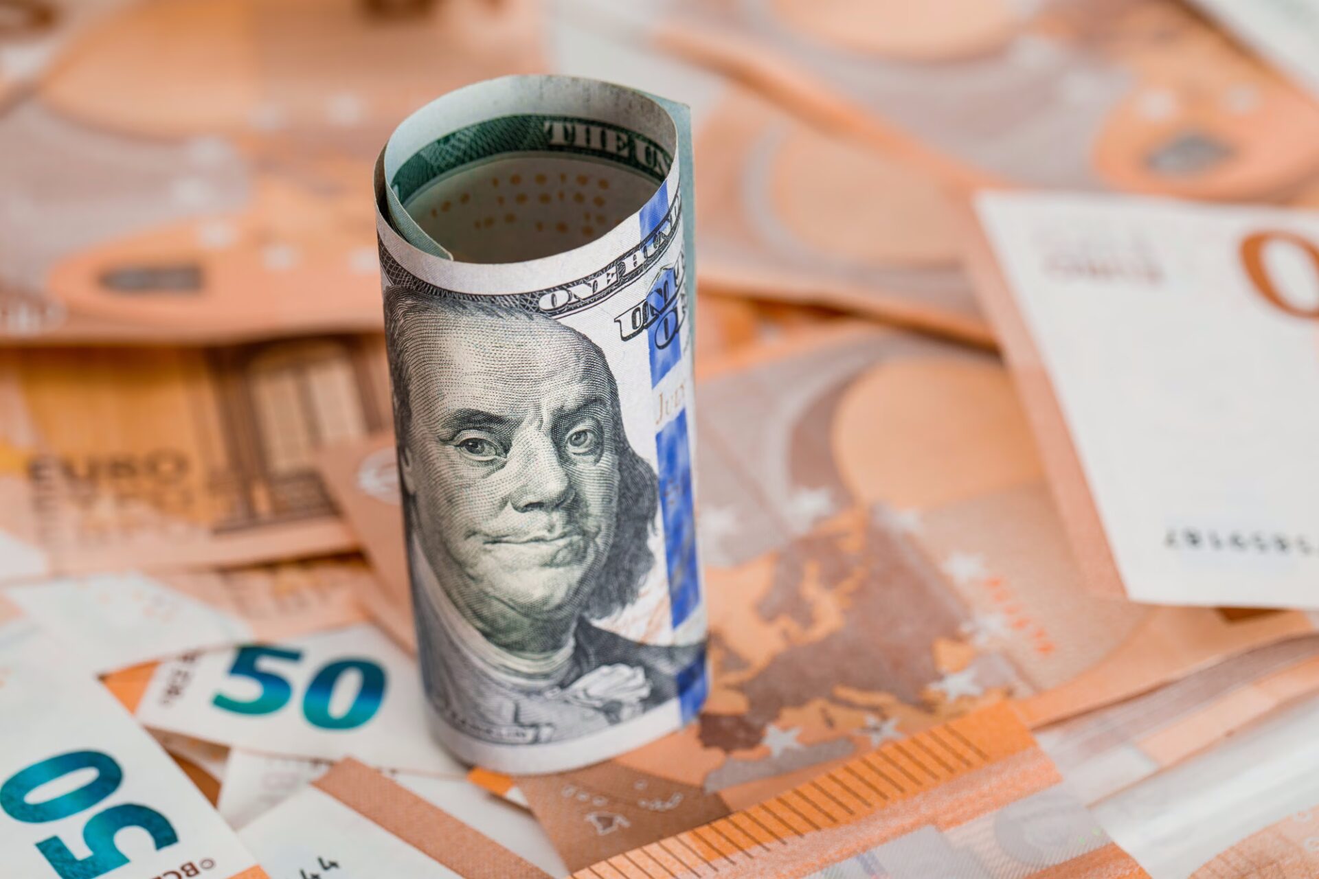 Συνάλλαγμα: Το ευρώ υποχωρεί οριακά 0,02%, στα 1,1213 δολάρια