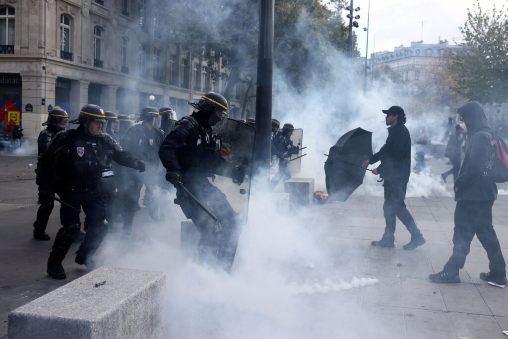 Κύμα οργής στη Γαλλία: Βίαιη καταστολή στις μεγάλες διαδηλώσεις – Μαθητές και «Κίτρινα Γιλέκα» ενώνουν τις δυνάμεις τους