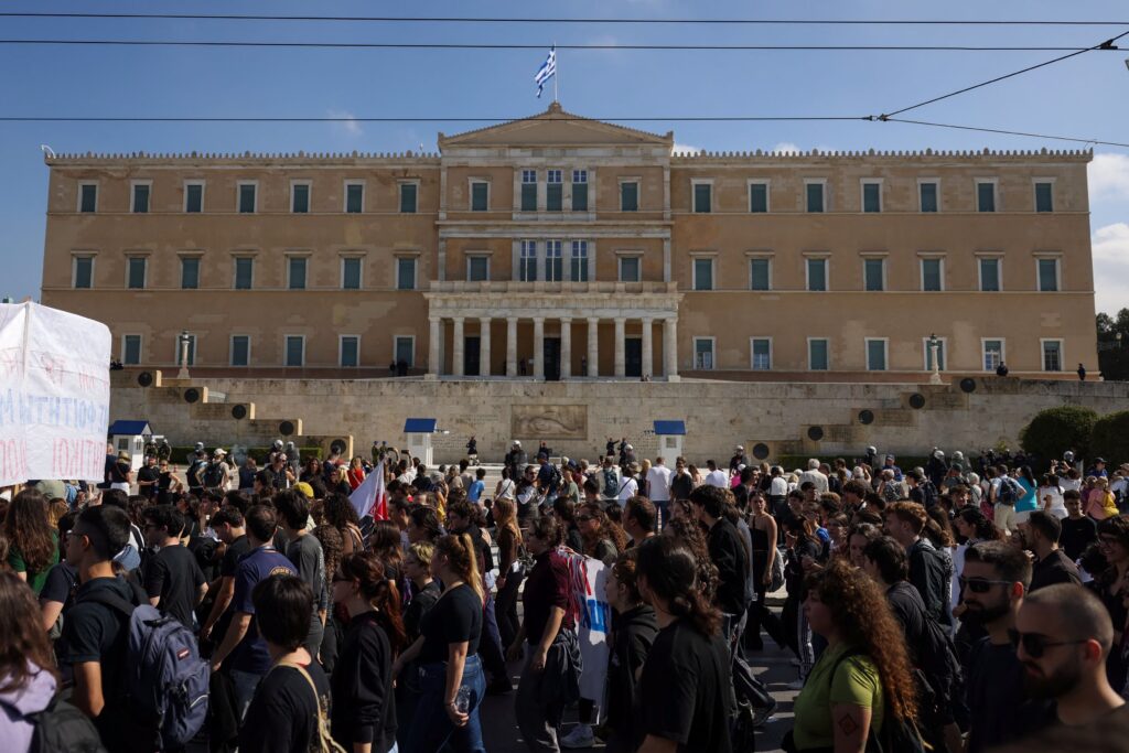 Είναι βίαιη και συντονισμένη η εξέγερση των νέων; – Αυτή είναι η εικόνα που θέλουν να παρουσιάσουν οι εχθροί της Ευρώπης