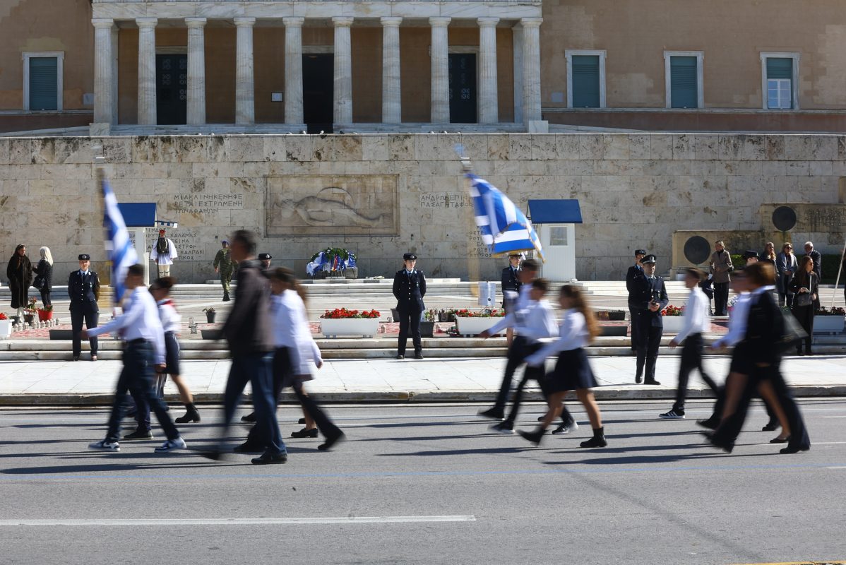 Η μαθητική παρέλαση της 28ης Οκτωβρίου στο κέντρο της Αθήνας – ΦΩΤΟ-ΒΙΝΤΕΟ