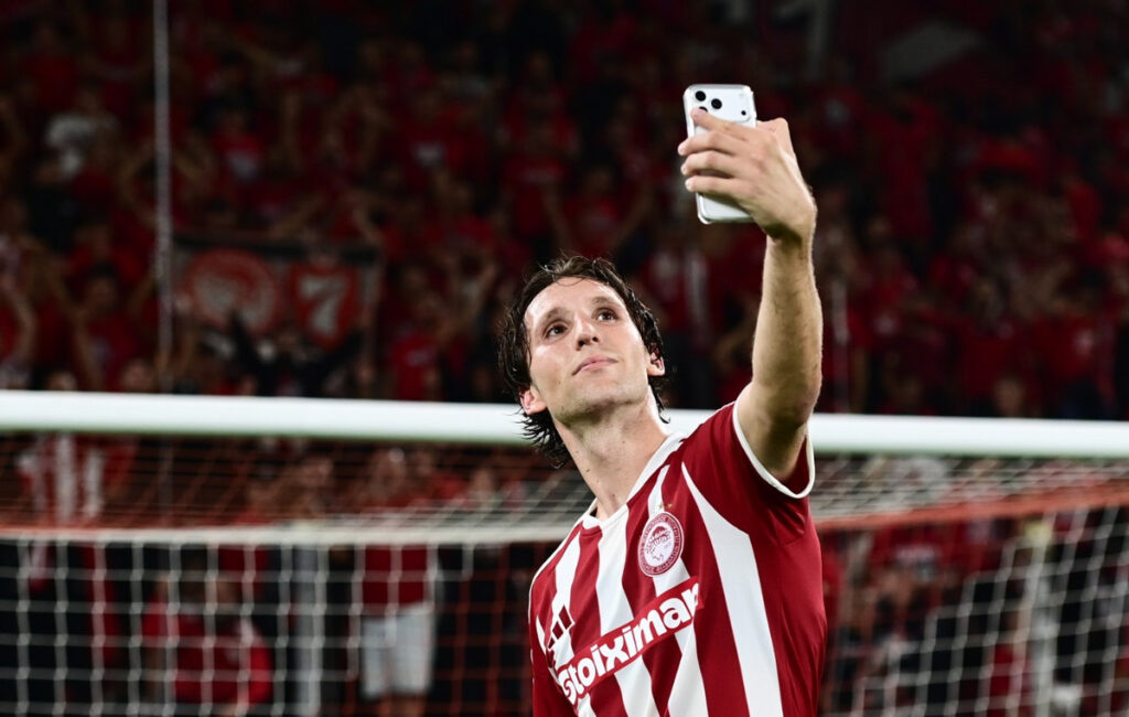 Ολυμπιακός: Η selfie του Ρέτσου με τους οπαδούς μετά τη νίκη επί του Παναθηναϊκού