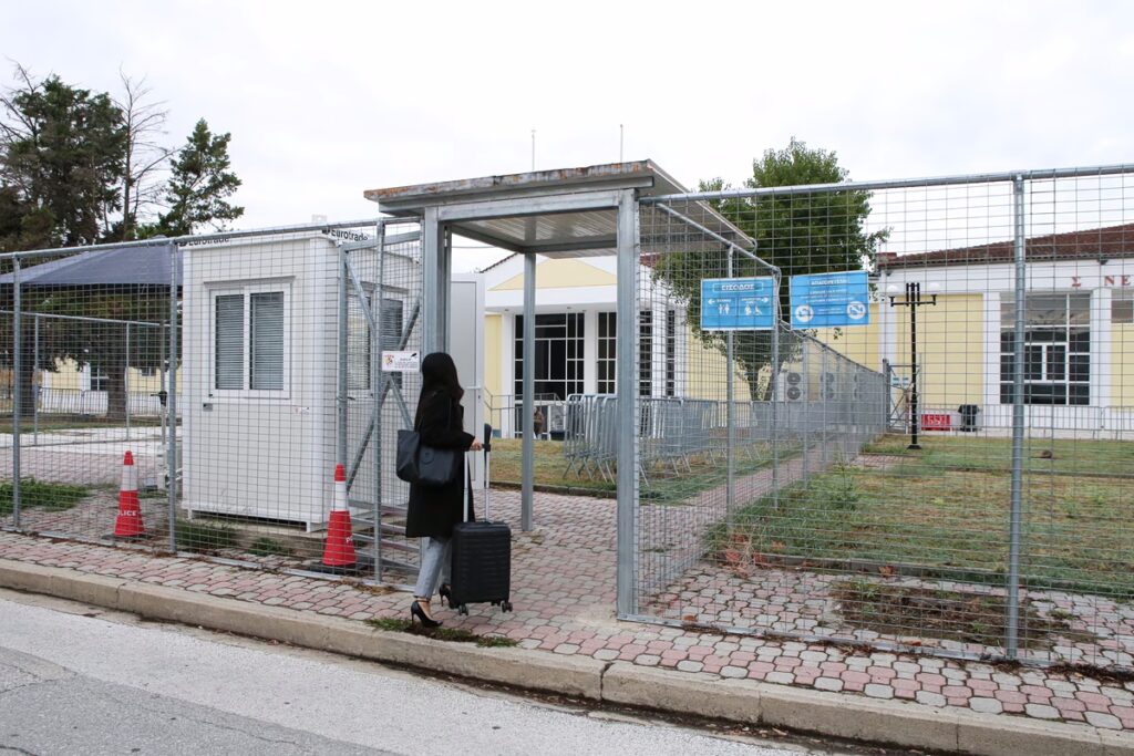 Τέμπη: «Τα παιδιά δεν τα σεβάστηκαν ούτε ζωντανά ούτε νεκρά», κατέθεσε μητέρα θύματος