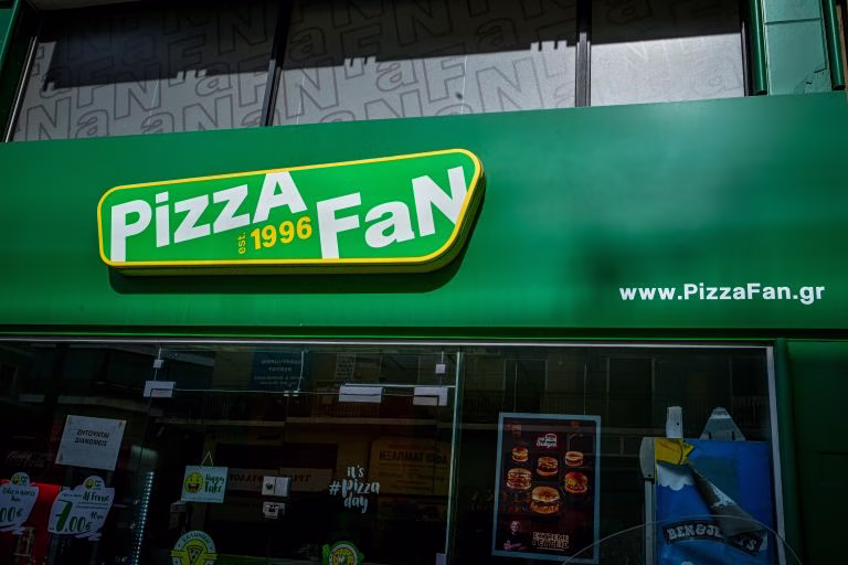 Pizza Fan: Βραχιολάκι για λόγους υγείας ζήτησε ο ιδιοκτήτης που προφυλακίστηκε – Νέοι διάλογοι για τα «κεράσματα»