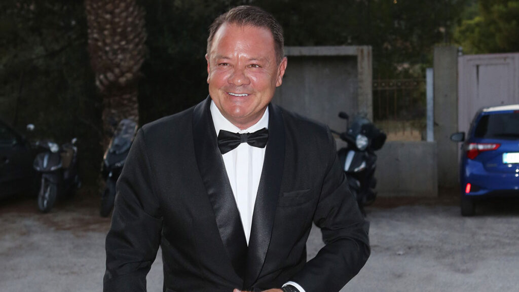 Νέα εμφάνιση με εντυπωσιακό μοντέλο έναν μήνα μετά τον χωρισμό από τη Δώρα Παπαδοπούλου