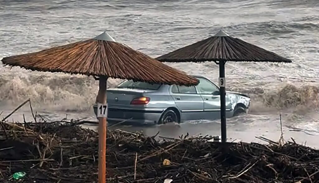 Κακοκαιρία: Ένας νεκρός στη Ρόδο, κόπηκε στα δύο δρόμος στην Εύβοια, πλημμύρες σε Σποράδες και Ωρωπό – ΒΙΝΤΕΟ