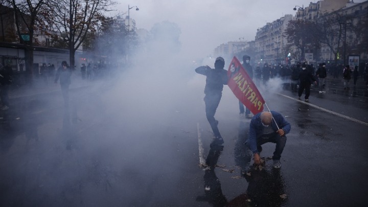 Διαδηλώσεις στη Γαλλία: Συγκρούσεις στο Παρίσι μεταξύ αστυνομικών και διαδηλωτών στο τέλος της πορείας – Δακρυγόνα στη Λυών