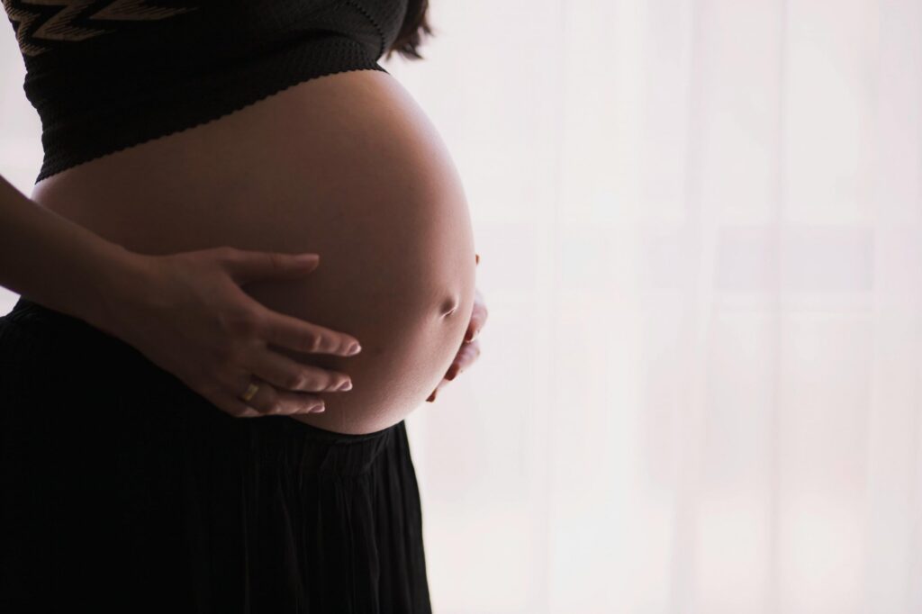 Μελέτη: Η μεσογειακή διατροφή κατά την εγκυμοσύνη συνδέεται με μειωμένο κίνδυνο εμφάνισης κολικού και εκζέματος στα βρέφη