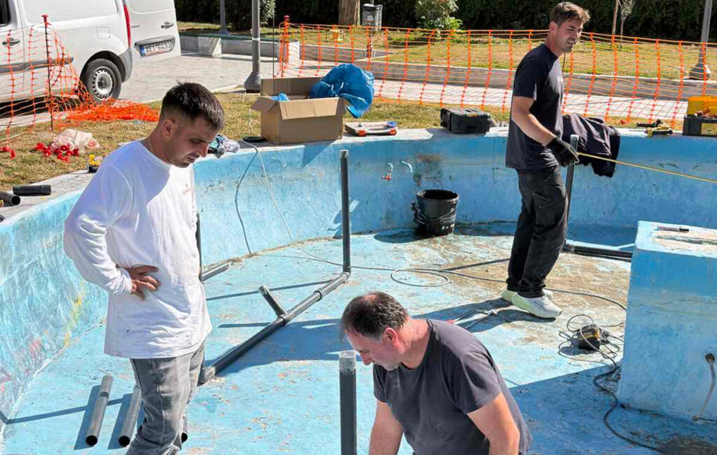 Ξεκίνησε η αποκατάσταση του «Αγοριού που Σφυρίζει» στην πλατεία Ναυαρίνου στη Θεσσαλονίκη