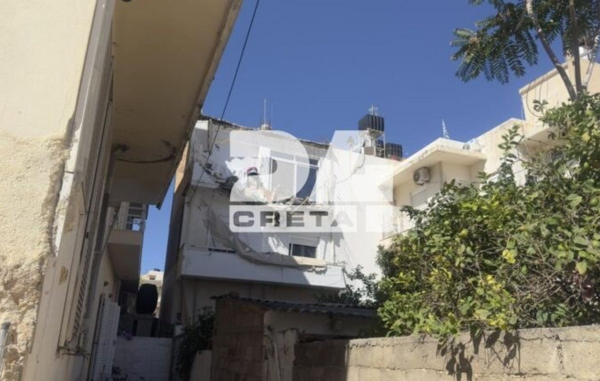 Πανικός στο Ηράκλειο: Κατέρρευσαν τμήματα πολυκατοικίας μέσα στη νύχτα, από τύχη δεν υπήρξαν θύματα – Απίστευτες εικόνες