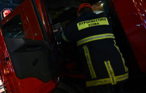 Υπό έλεγχο η φωτιά σε υπαίθριο χώρο επιχείρησης με παλέτες στον Ασπρόπυργο