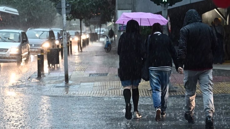 Ισχυρές βροχές στην Αττική, στο «κόκκινο» η κίνηση στους δρόμους – Πού εντοπίζονται προβλήματα – Πώς θα εξελιχθεί η κακοκαιρία