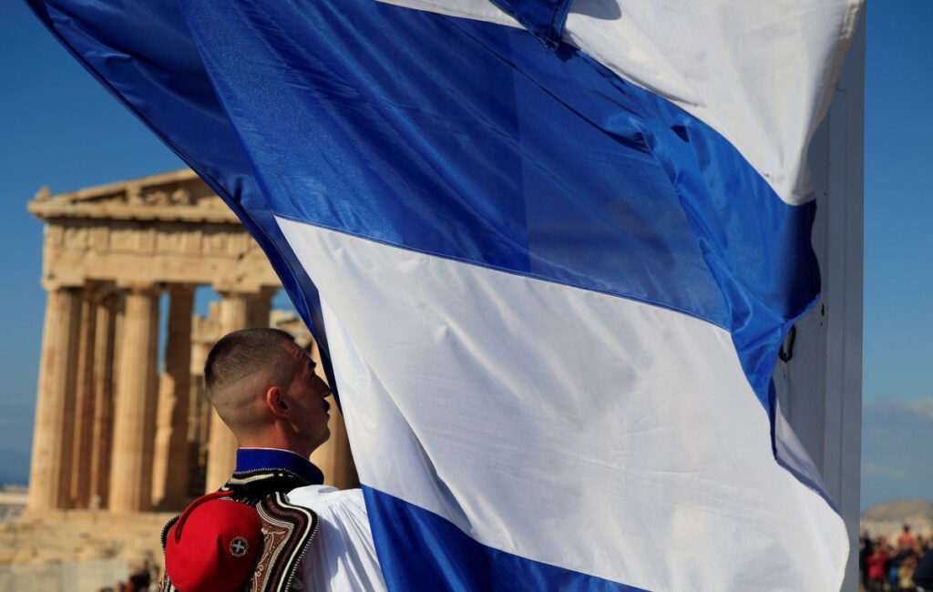 Η Αθήνα γιορτάζει 82 χρόνια από την απελευθέρωσή της – Έπαρση της σημαίας στον Ιερό Βράχο της Ακρόπολης