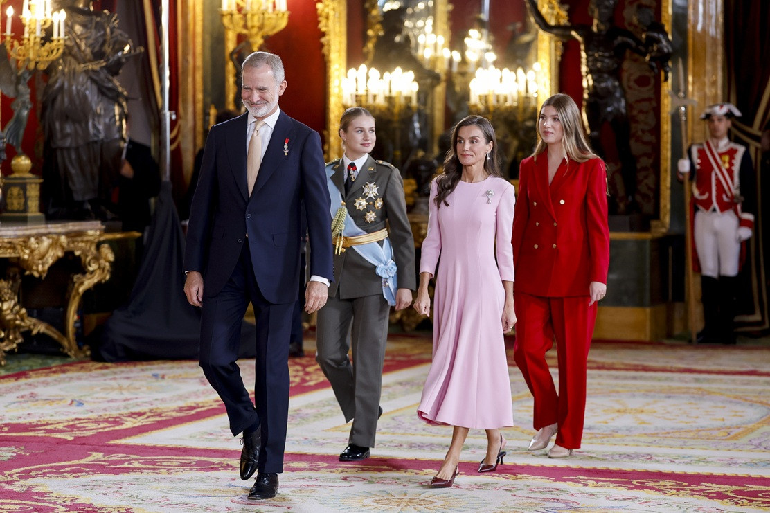 Viral ο πρέσβης που σνόμπαρε τη βασίλισσα Letizia και τις Leonor και Sofia – Αρνήθηκε να δώσει το χέρι του