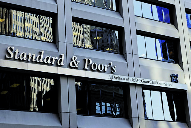 S&P: Σταθερό το αξιόχρεο της Ελλάδας – Τα στοιχεία για πλεόνασμα και χρέος